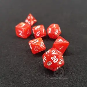 Set di dadi GDR Red Matrix: sette dadi poliedrici rossi marmorizzati con numeri bianchi su feltro nero
