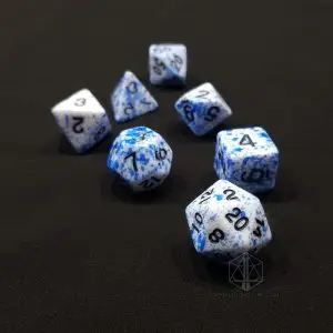 Set di dadi GDR Royal Blood: sette dadi poliedrici bianchi opachi con schizzi blu e numeri neri su panno nero