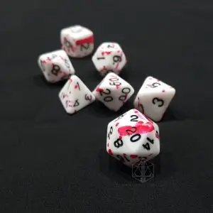 Set di dadi RPG Splatter: sette dadi poliedrici bianchi opachi con schizzi rosso sangue e numeri neri su tessuto nero