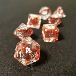 Set di dadi GdR Blood Butterfly: sette dadi poliedrici in resina trasparente con farfalle rosse incluse e numeri bianchi