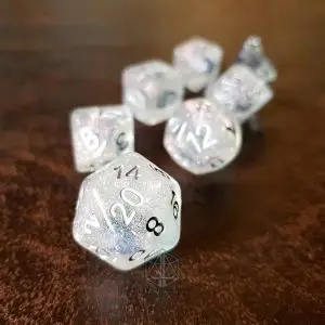 Set di dadi GdR Celestial Flowers: sette dadi poliedrici in resina trasparente con glitter iridescenti e numeri bianchi