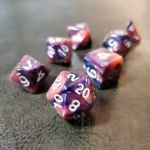 Set di sette dadi poliedrici Cold Plasma con venature rosa corallo, viola e blu e numeri bianchi su pelle scura