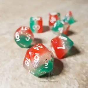 Set di dadi GDR Italy: sette dadi in resina trasparente a strati rosso, glitter e verde con numeri bianchi