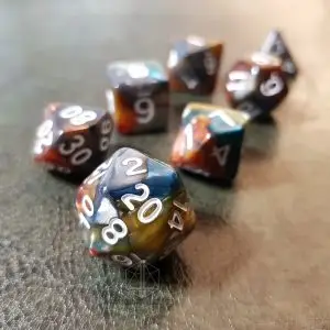 Set di dadi GdR Oil Stain: sette dadi poliedrici opachi con venature blu, grigie, rosse e gialle e numeri bianchi, D20 davanti