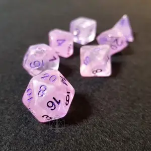 Set di dadi GDR Purple Vapors: sette dadi in resina nebula rosa-viola trasparenti con numeri viola su feltro scuro