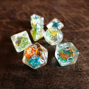 Set di sette dadi Roots of Dawn in resina trasparente con inclusioni a radice arancioni, turchesi e gialle su pelle marrone