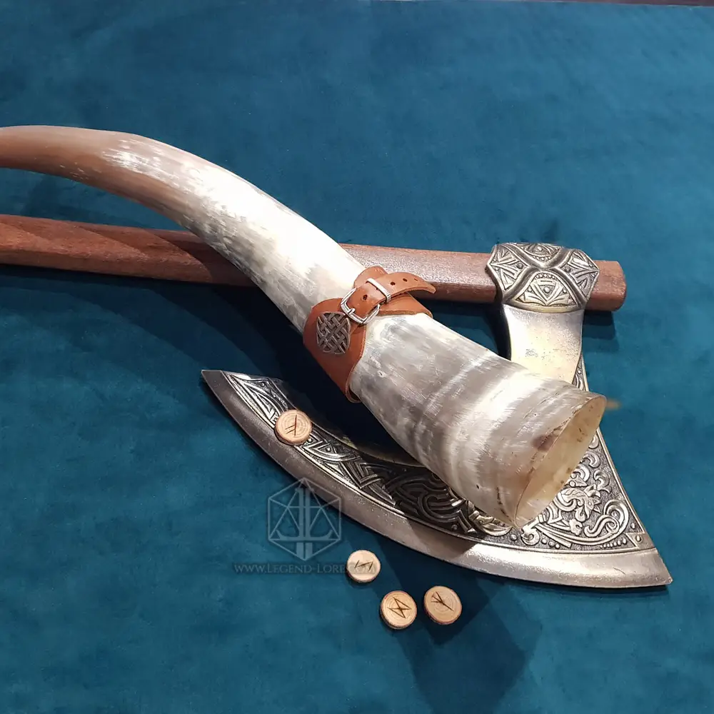 Royal Horn, grande corno bovino crema e marrone con cinghia in cuoio, su un'ascia vichinga incisa con rune in legno