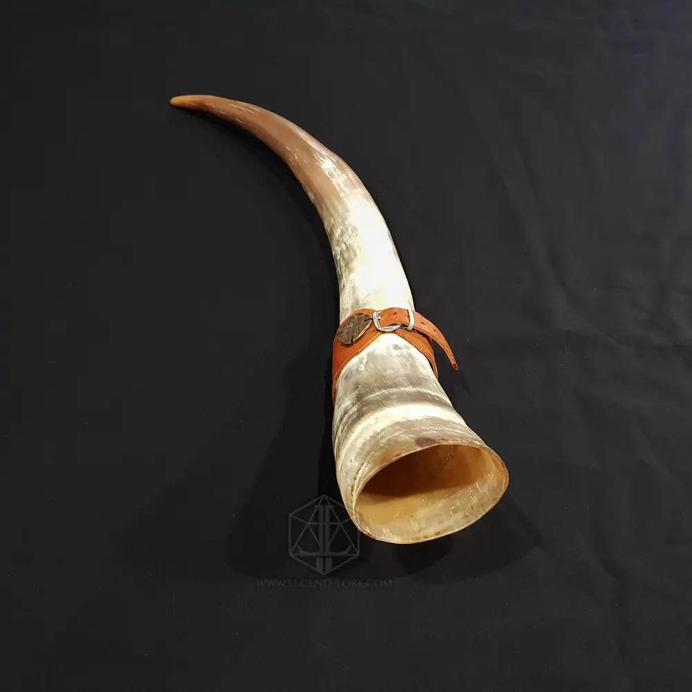 Royal Horn, grande corno bovino ricurvo nei toni crema e marrone con cinghia in cuoio e fibbia, su tessuto nero