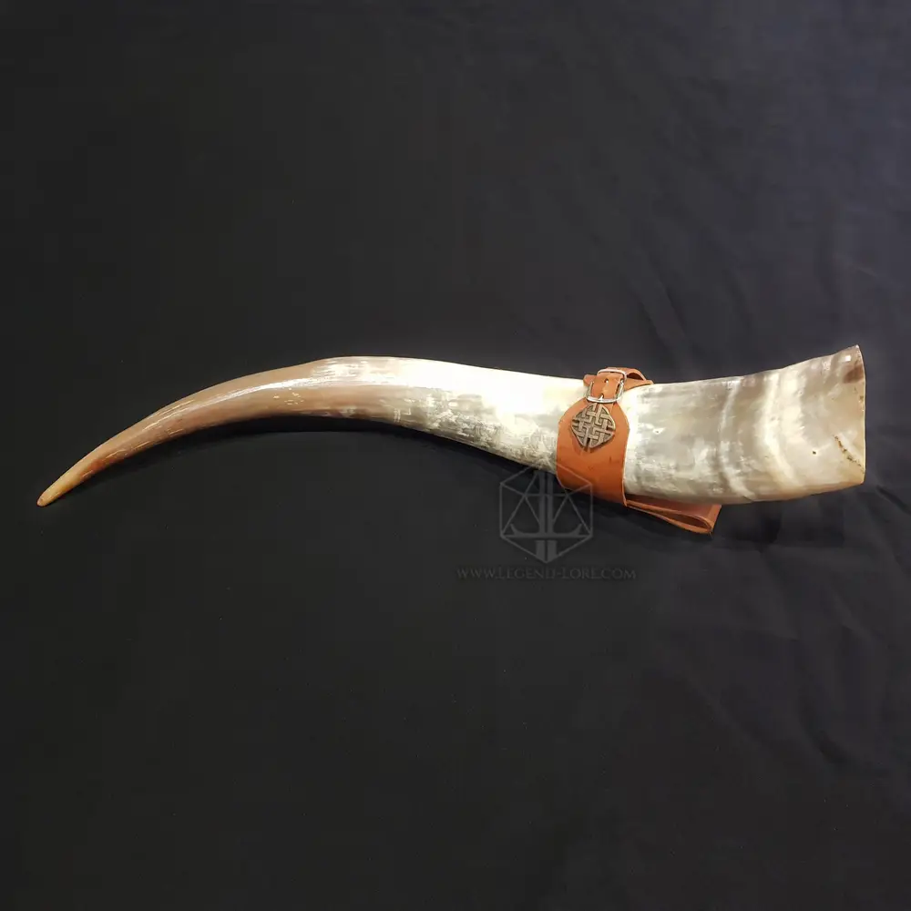 Royal Horn, grande corno bovino ricurvo color crema e marrone con cinghia in cuoio e fibbia a nodo celtico su tessuto nero