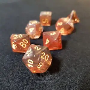 Set di sette dadi Underground Vapors in resina nebula marrone aranciato traslucido con numeri dorati su feltro scuro