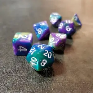 Set di dadi GDR Wild Magic: sette dadi poliedrici opachi con venature blu, verdi e viola e numeri bianchi su pelle scura