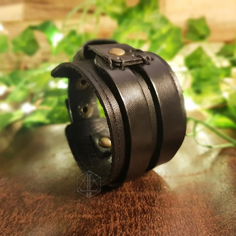 Bracciale vichingo Dark Oath, polsino largo in pelle nera a fasce sovrapposte con passante cucito e bottoni in ottone