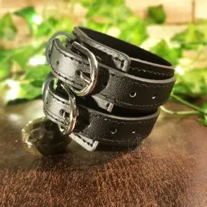 Bracciale vichingo The Big Wheel of Death in similpelle nera con cuciture e due fibbie argentate