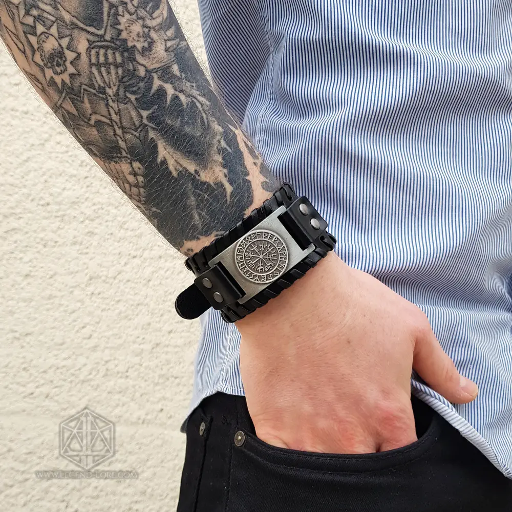 Vegvisir Nero 2 Bracciale vichingo Black Vegvisir in similpelle nera con placca argentata a bussola runica, al polso tatuato