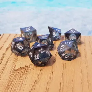 Set di sette dadi in resina a spigolo vivo Stellar Black Pond, nero fumé con nucleo liquido glitterato e numeri argento