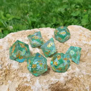 Set di sette dadi Stellar Green Fields in resina con spigoli vivi, verde acqua con nucleo liquido glitterato, margherite e numeri oro