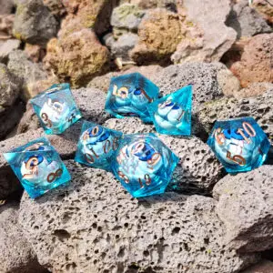 Set di dadi Blue Eye of Wisdom in resina a spigoli vivi: sette dadi blu con bulbo oculare liquido e numeri ramati su pietra lavica