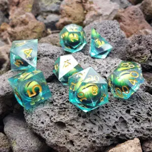 Set di sette dadi Dragon Green Eye of Vision in resina a spigolo vivo, turchesi con occhio verde e numeri oro, su roccia lavica