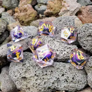 Set di 7 dadi Dragon Purple Eye of Magic in resina trasparente a spigoli vivi, occhio liquido viola e numeri oro su rocce