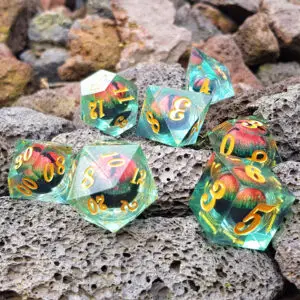 Set di sette dadi Dragon Blood-Eye of Rage in resina verde acqua con occhio liquido rosso e numeri dorati su roccia lavica