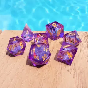 Set di sette dadi Stellar Purple Lake in resina viola a spigoli vivi, nucleo liquido glitterato e numeri dorati