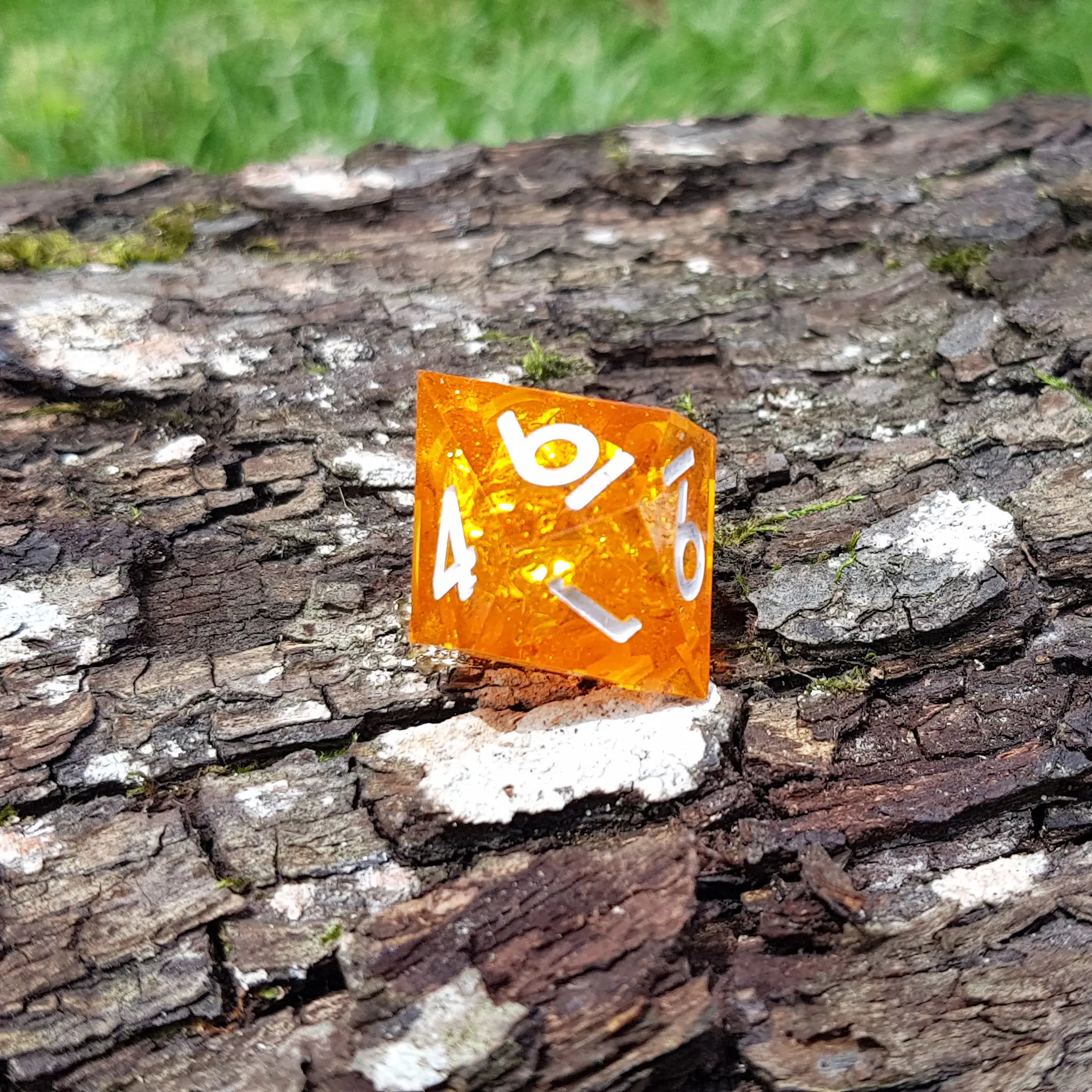 Emberforge Shards – Set di Dadi in Resina a Spigolo Vivo 3 D10 in resina arancione a spigoli vivi Emberforge Shards con schegge brillanti e numeri bianchi su corteccia