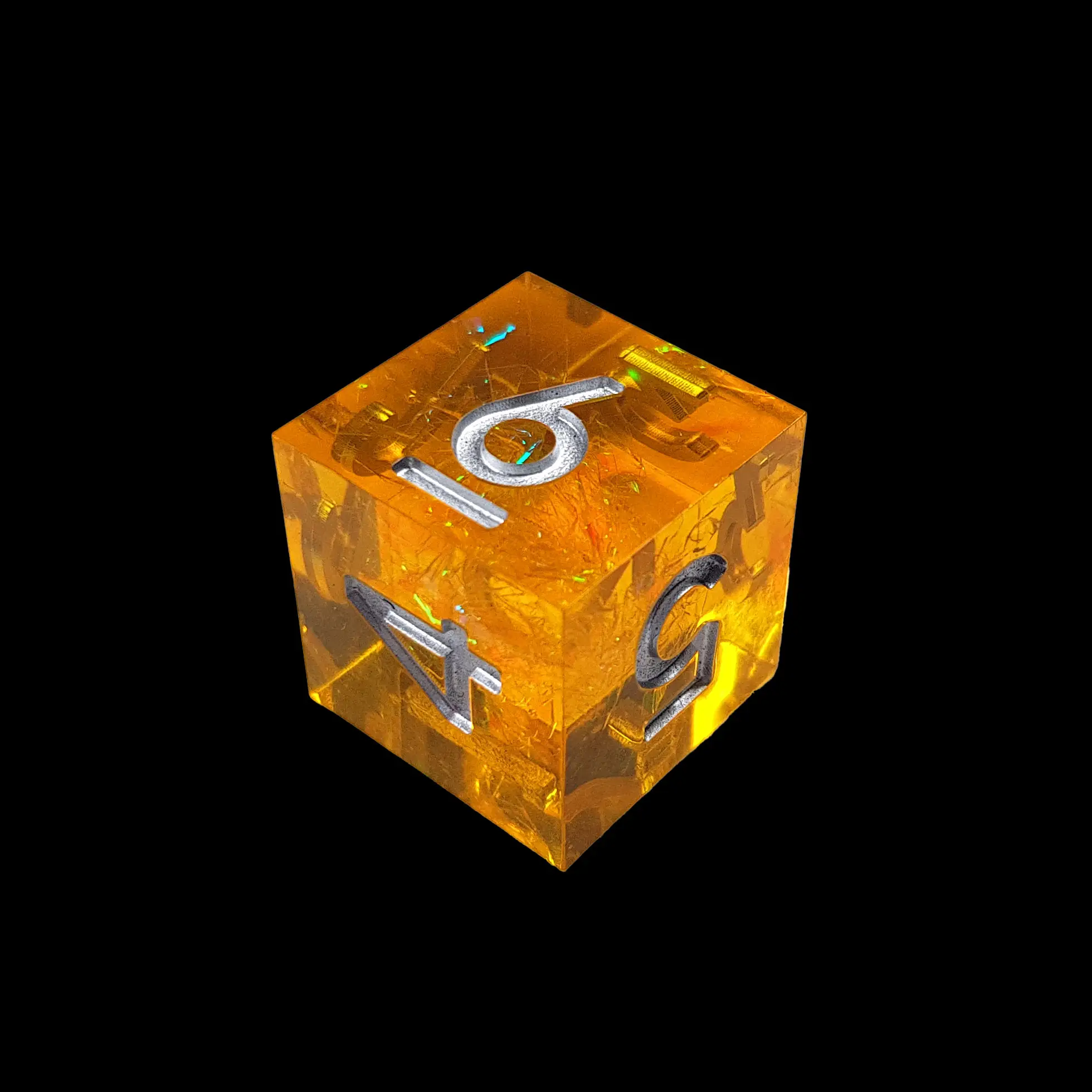 Emberforge Shards – Set di Dadi in Resina a Spigolo Vivo 2 D6 Emberforge Shards in resina arancione a spigoli vivi, con numeri argentati e scaglie iridescenti, su sfondo nero
