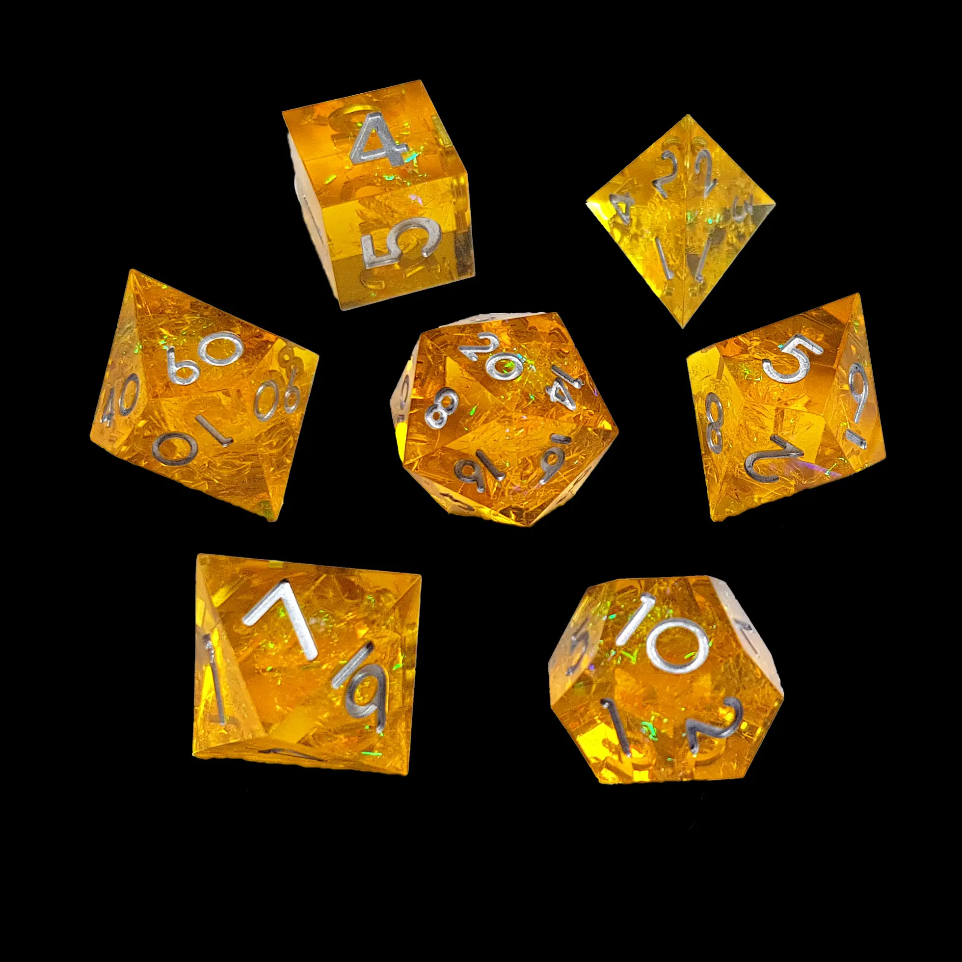 Emberforge Shards – Set di Dadi in Resina a Spigolo Vivo 4 Set di sette dadi Emberforge Shards in resina a spigoli vivi, arancione trasparente con scaglie iridescenti e numeri argento