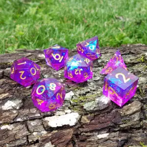 Set di sette dadi in resina a spigolo vivo Feyfire Jewels, viola con riflessi blu e numeri dorati su corteccia