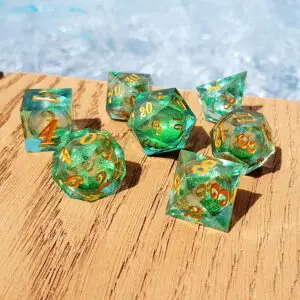 Set di sette dadi Stellar Green Pond in resina a spigoli vivi, verde acqua con nucleo liquido glitterato e numeri oro