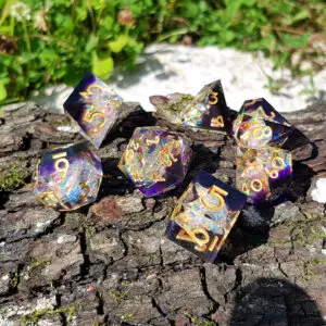 Set di dadi in resina a spigoli vivi Celestine Amethyst Shards, trasparenti e viola con schegge iridescenti e numeri dorati