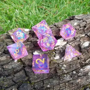 Set di dadi Dawnpetal Prismstones in resina a spigolo vivo, sette dadi rosa e viola con glitter blu e numeri oro su corteccia