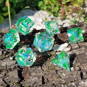 Set di dadi in resina a spigoli vivi Verdant Glade Crystals: sette dadi trasparenti con scaglie iridescenti e numeri verdi