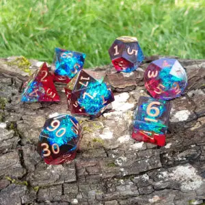 Set di sette dadi in resina a spigoli vivi Spellfire Dualshards, rossi e blu con foil turchese e numeri oro, su corteccia