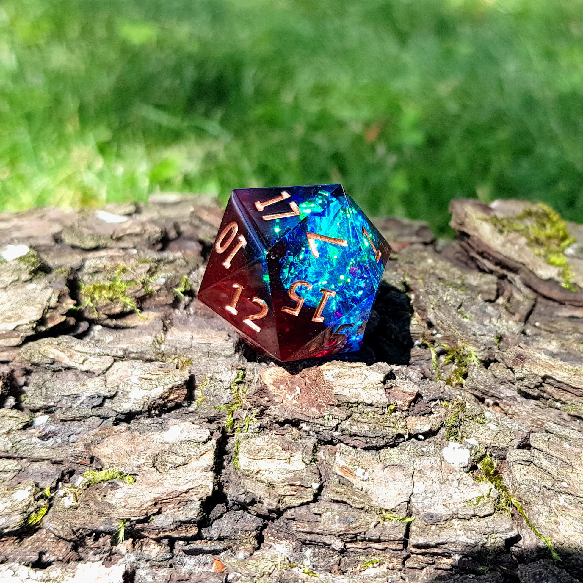 Spellfire Dualshards – Set di Dadi in Resina a Spigolo Vivo 3 D20 Spellfire Dualshards a spigoli vivi in resina rosso scuro e blu con scaglie iridescenti e numeri ramati su corteccia