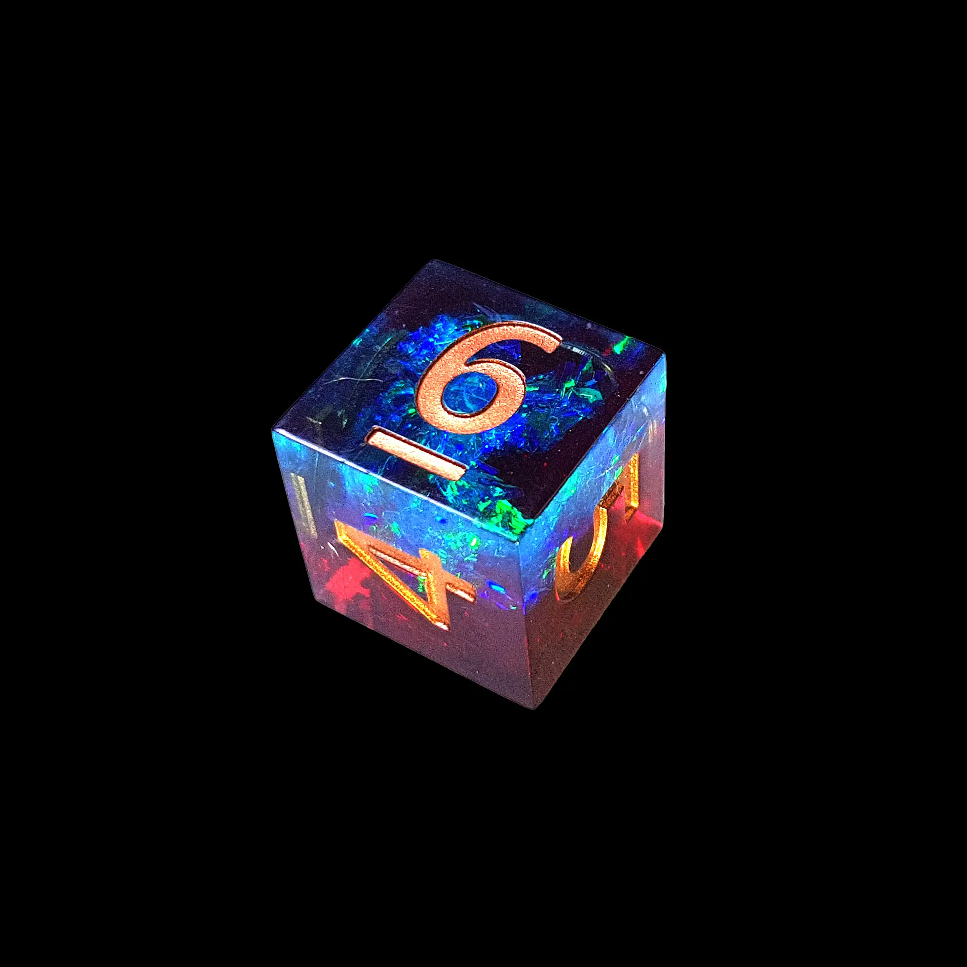 Spellfire Dualshards – Set di Dadi in Resina a Spigolo Vivo 2 D6 in resina a spigoli vivi Spellfire Dualshards, blu e rosso con scaglie verdi iridescenti e numeri ramati su nero
