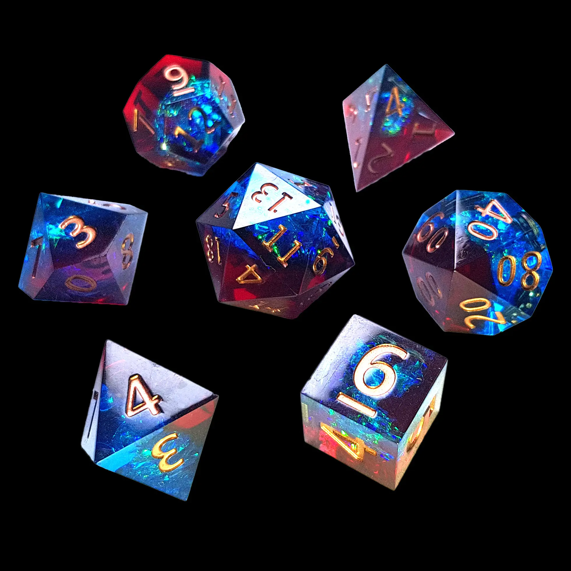Spellfire Dualshards – Set di Dadi in Resina a Spigolo Vivo 4 Set di sette dadi Spellfire Dualshards in resina a spigolo vivo, blu e rossi con scaglie iridescenti e numeri dorati