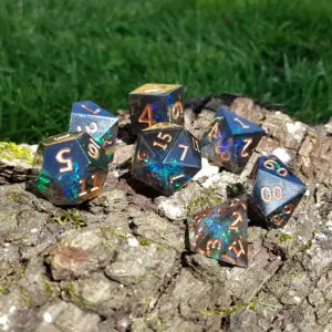 Set di 7 dadi in resina a spigolo vivo Nightforge Arcstones, blu scuro con glitter verdi e blu e numeri ramati, su un tronco