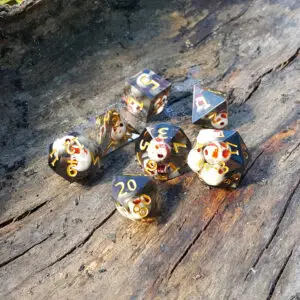 Set di 7 dadi in resina a spigolo vivo Corsair Bone Shards, trasparenti fumé con teschi bianchi e numeri dorati su legno