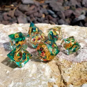 Set di dadi in resina a spigoli vivi Power of the Ring: Halfling Bravery, verde trasparente con numeri e anello dorati, su pietra