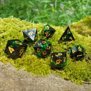 Set di sette dadi Obsidian Shards: Verdant Prime in resina nera a spigoli vivi con scaglie verdi e numeri dorati sul muschio