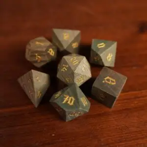 Set di sette dadi in legno Runebark Cedar, venatura grigio-verde e numeri gotici dorati, su un tavolo di legno rossiccio