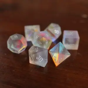 Set di dadi in vetro Frosted Aurora: sette dadi poliedrici satinati trasparenti con riflessi arcobaleno e numeri argento