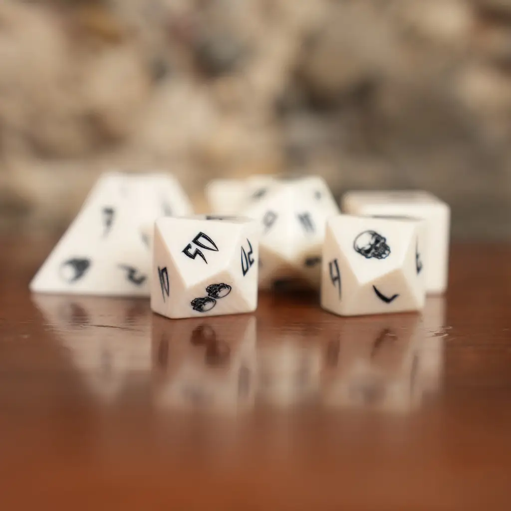 Set di dadi in osso Ivory Reliquary, dadi poliedrici bianchi con numeri gotici neri e teschi su un tavolo di legno