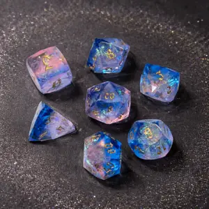 Set Dreamcut di sette dadi in resina taglio diamante, trasparenti blu e rosa con scaglie iridescenti e numeri dorati