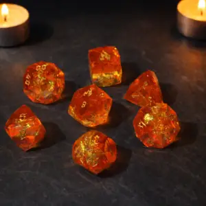 Set di dadi Firecut in resina con taglio a diamante: sette dadi arancioni trasparenti con glitter e numeri dorati tra candele