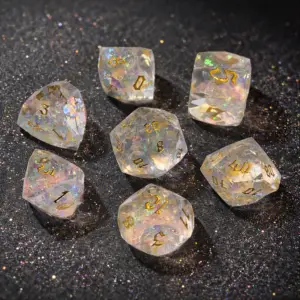 Set di dadi Lightcut in resina con taglio a diamante: sette dadi trasparenti iridescenti con numeri dorati su glitter nero