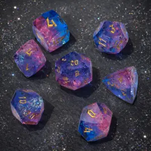 Set di dadi Starcut in resina a taglio diamante: sette dadi trasparenti blu e rosa con glitter e numeri dorati su pietra nera