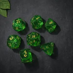 Set di dadi Venomcut in resina taglio diamante: sette dadi poliedrici verdi trasparenti con numeri gotici dorati su ardesia