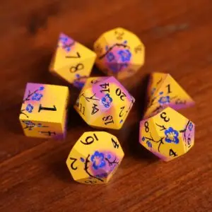 Set di sette dadi in metallo Dusk Sakura, gialli sfumati di rosa-viola con fiori di ciliegio blu e numeri neri su legno
